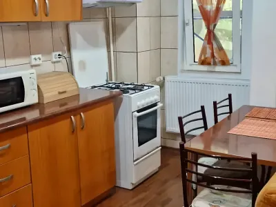 inchiriere garsoniera Sector 3 București bucatarie masa si scaune